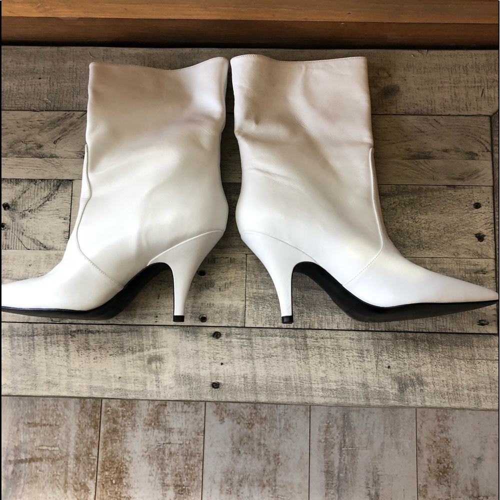 Kendall & Kylie… white pointed boots NWOT